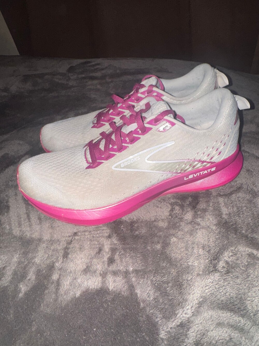 Brooks Levitate Running Shoes Size 8 White Pink Breathable Mesh